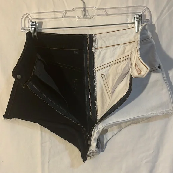 Carmar 2-Tone Denim Jean Shorts Middle Zipper Black White Womens Size 25 #61 - Picture 3 of 7